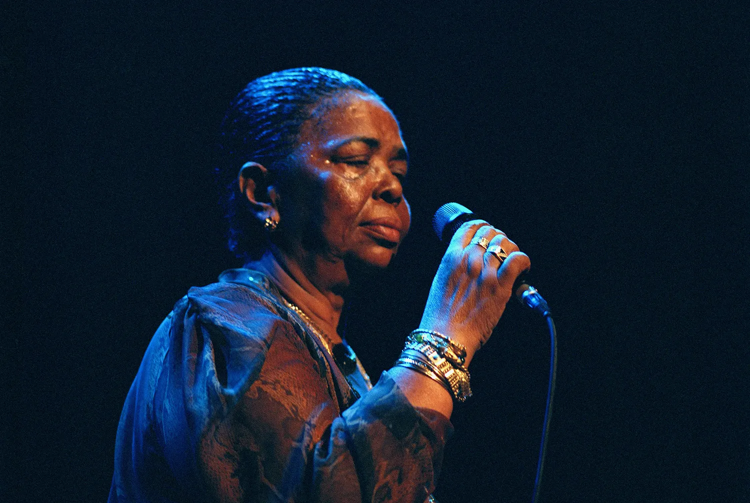 Cesária Évora chantant sur scène